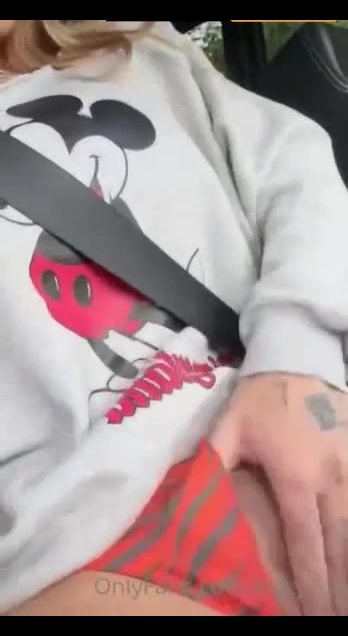 Ari kytsya s – Masturbating With Finger In Car