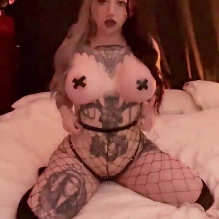 Ravengriim onlyfans  – Tease Big Tits In Bed