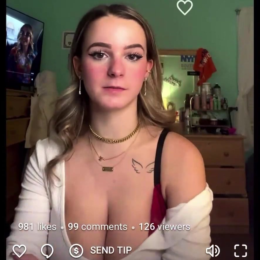 Kaitkrems Naked – Her Show Off Big Tits !