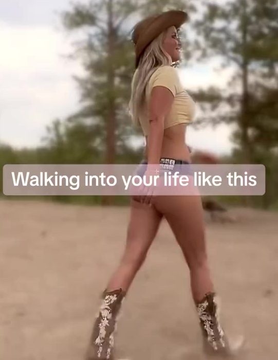 Imaubreykeys  – Nude Walking Sexy