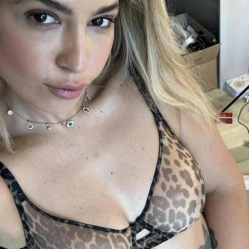 Jeneferriiliof  – New Video Hot Off Her