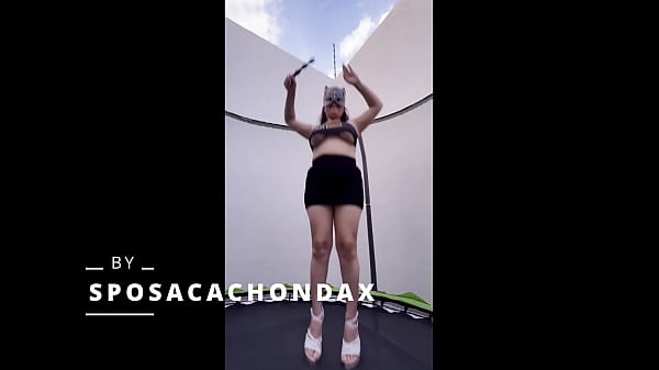 UNA ESPOSA DEGENERADA BRINCA Y SE MASTURBA EN EL TRAMPOLIN