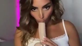 Araqueenbae Sucking Dildo Orgasm – Leaks Video